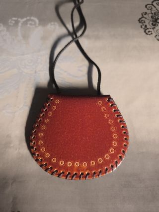 Bolsito bandolera cuero marrón.
