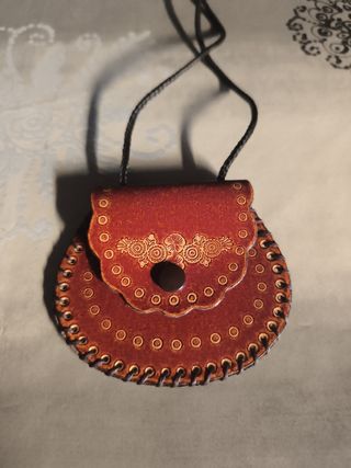 Bolsito bandolera cuero marrón.