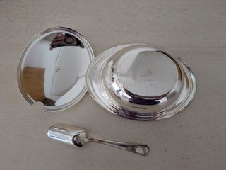 Azucarero de metal plateado