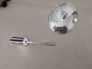 Azucarero de metal plateado