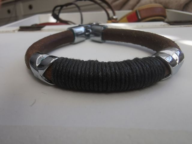 Dos Pulseras estilo Plata de Palo cuero marrón.