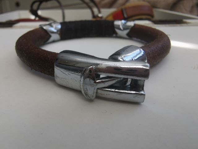 Dos Pulseras estilo Plata de Palo cuero marrón.