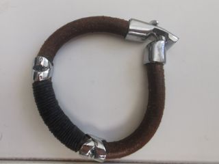 Dos Pulseras estilo Plata de Palo cuero marrón.