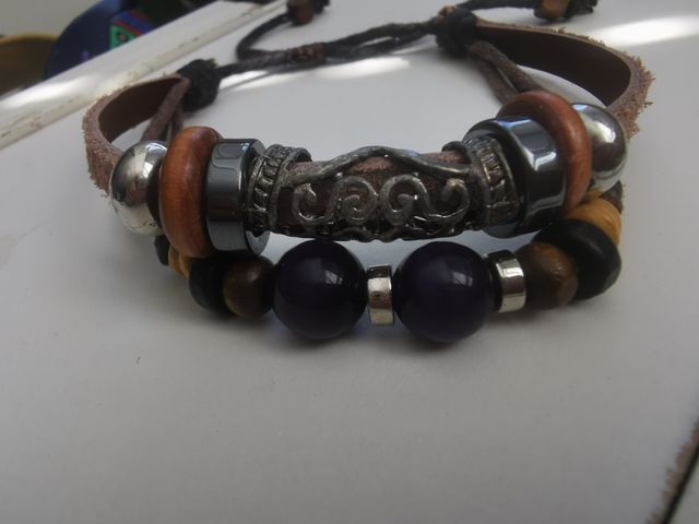 Dos Pulseras estilo Plata de Palo cuero marrón.