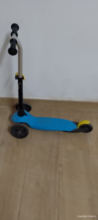 Patinete infantil azul de 3 ruedas.