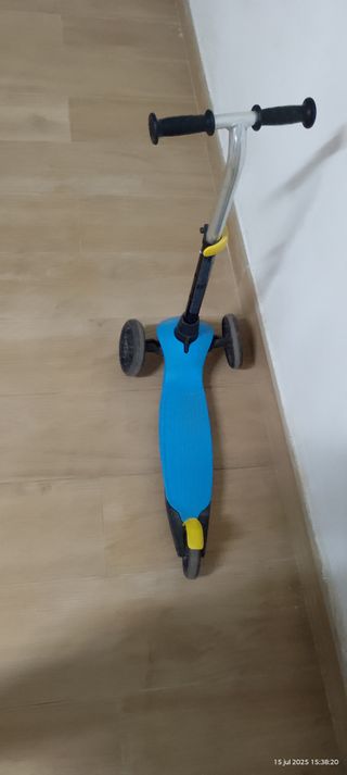 Patinete infantil azul de 3 ruedas.