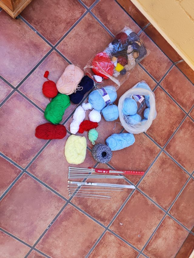 Agujas de tejer y ovillos de lana