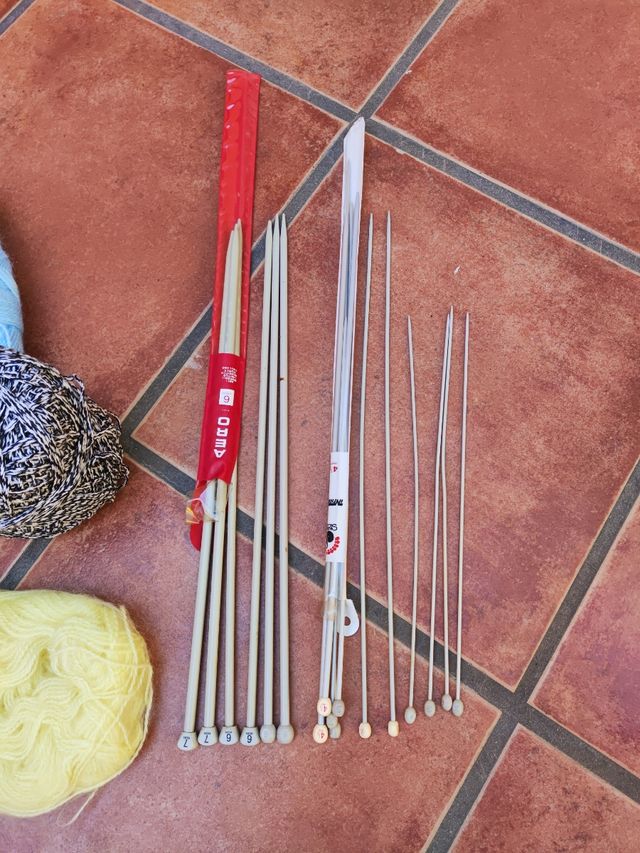 Agujas de tejer y ovillos de lana