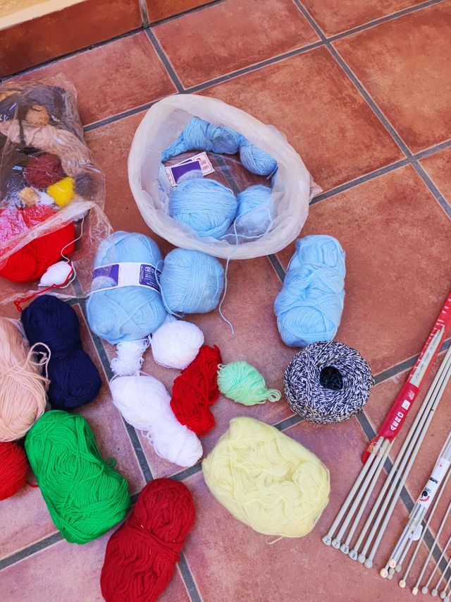 Agujas de tejer y ovillos de lana