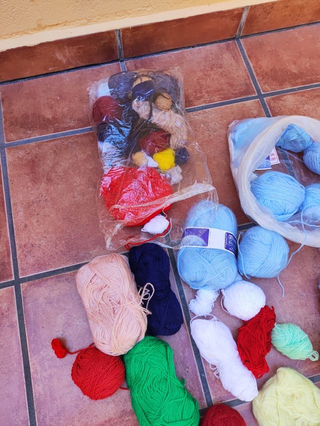 Agujas de tejer y ovillos de lana