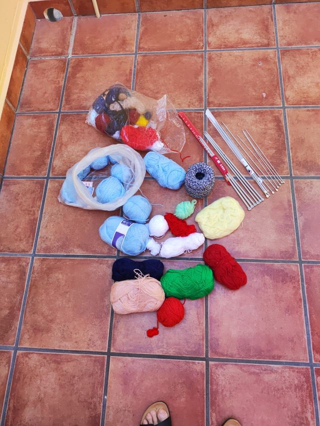 Agujas de tejer y ovillos de lana