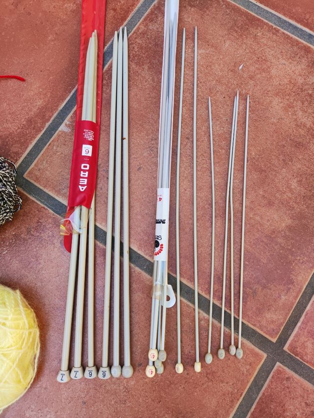 Agujas de tejer y ovillos de lana