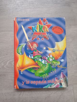 Kika Superbruja y la espada mágica (Spanish Edi...