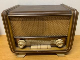 Radio Tungsram antigua de válvulas
