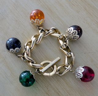 Pulsera vintage  bolas multicolor y cadena.