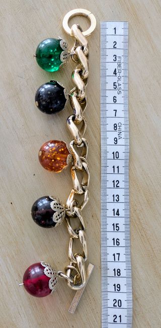 Pulsera vintage  bolas multicolor y cadena.