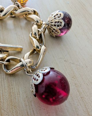 Pulsera vintage  bolas multicolor y cadena.