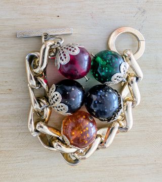 Pulsera vintage  bolas multicolor y cadena.