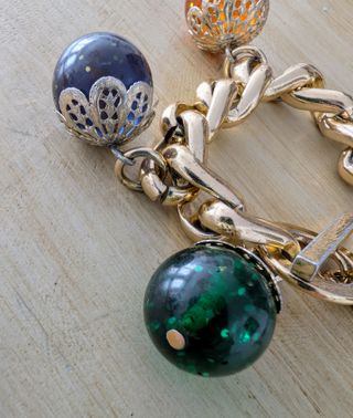 Pulsera vintage  bolas multicolor y cadena.