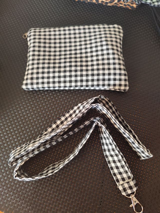 Neceser y Lanyard Vichy blanco y negro