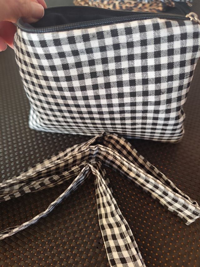 Neceser y Lanyard Vichy blanco y negro