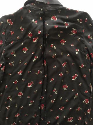 Blusa negra Pull&Bear flores