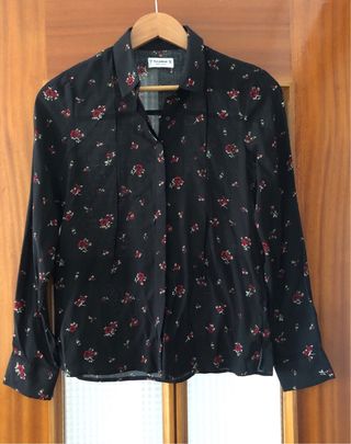 Blusa negra Pull&Bear flores