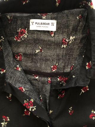 Blusa negra Pull&Bear flores