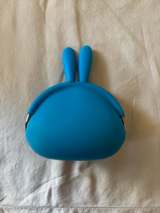 Adorable monedero con forma de conejo.