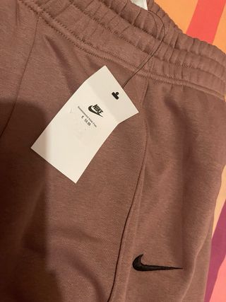 Chándal Nike marrón mujer M
Se hace rebaja .