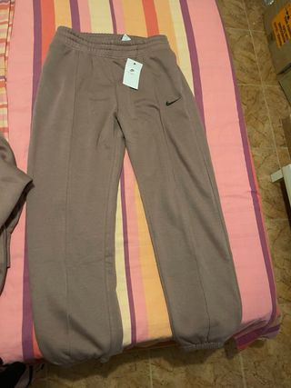 Chándal Nike marrón mujer M
Se hace rebaja .