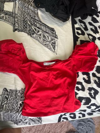 Jersey Bershka + top rojo