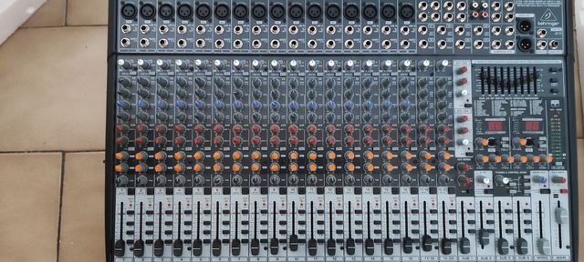 BEHRINGER SX2442FX Mezclador 24 canales URGE VENDE