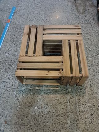 Mesa de madera rústica cuadrada
