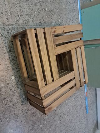 Mesa de madera rústica cuadrada