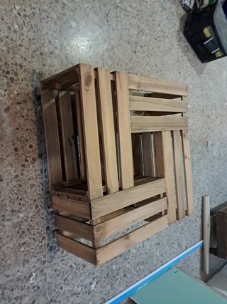 Mesa de madera rústica cuadrada