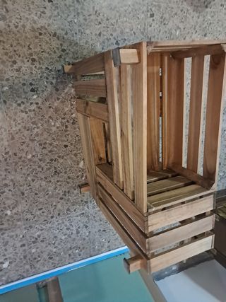 Mesa de madera rústica cuadrada