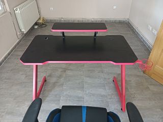 Mesa gaming negra y rosa