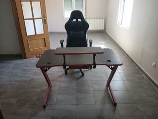 Mesa gaming negra y rosa