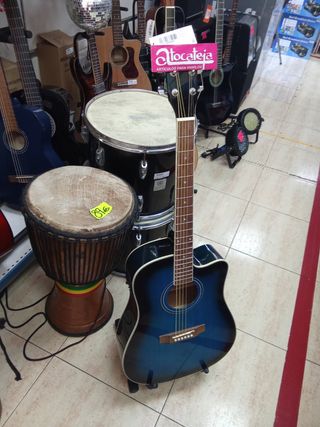 Guitarra electroacústica azul.