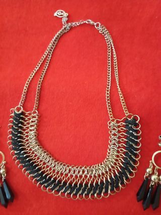Collar y pendientes dorados y negros