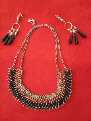 Collar y pendientes dorados y negros