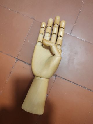 Mano articulada de madera 