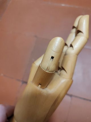 Mano articulada de madera 