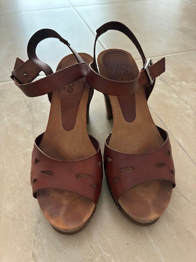 Sandalias de piel , tacón. Marca Yokono