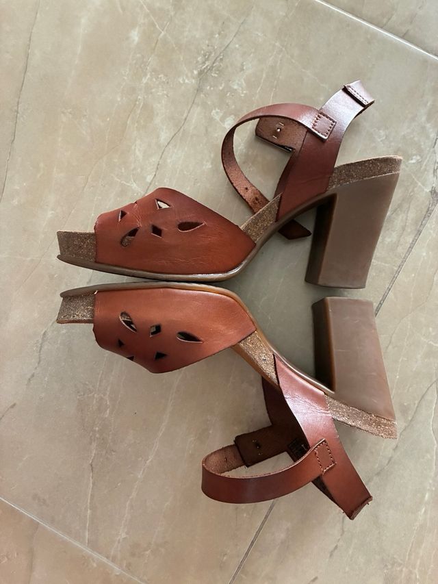 Sandalias de piel , tacón. Marca Yokono