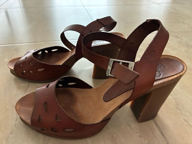 Sandalias de piel , tacón. Marca Yokono