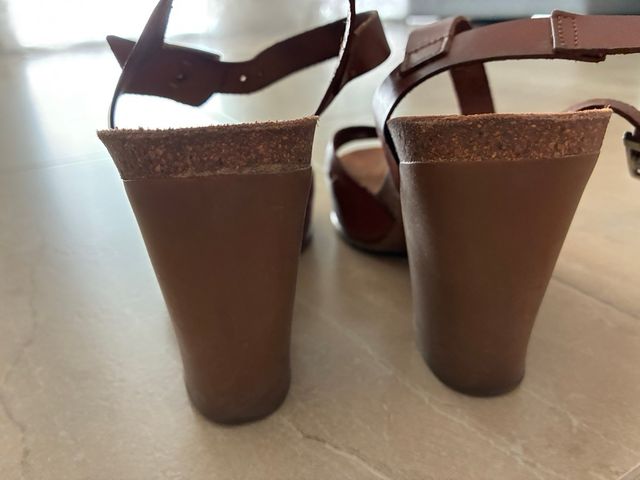 Sandalias de piel , tacón. Marca Yokono