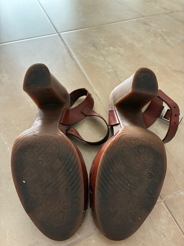 Sandalias de piel , tacón. Marca Yokono