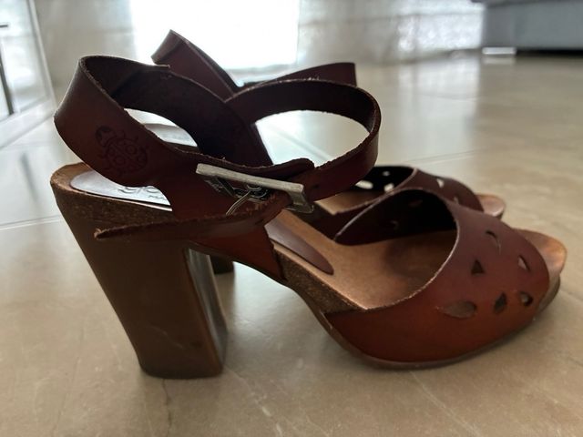 Sandalias de piel , tacón. Marca Yokono